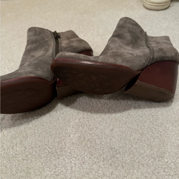 Booties stacked cool heel detail 7. - Picture 6 of 7